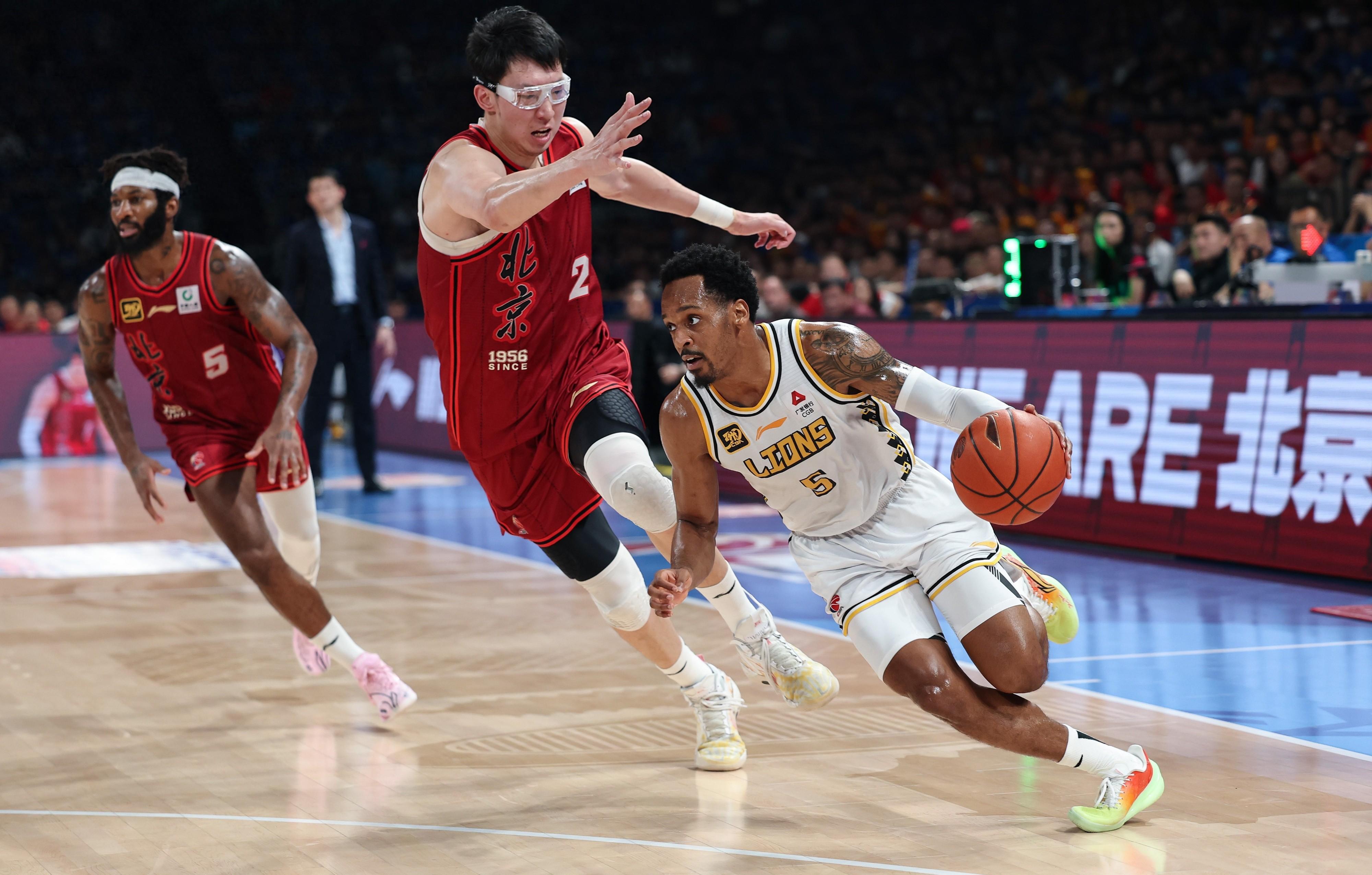 包含深圳男篮训练开放日，加时末段远射贴柱引欢呼，NBA总决赛在即，团队化学反应显著的词条